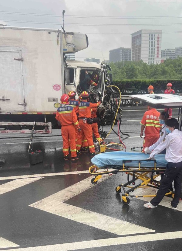 领航配资 G15沈海高速三车追尾 有人员被卡受伤送医
