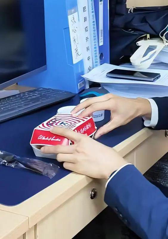 宝盈国际 上海华山医院减肥医生午餐吃炸鸡？“肯德基减肥法”惊呆网友！