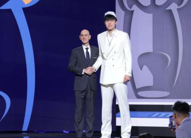 杨瀚森获赞中国约基奇！名记直言完美适配开拓者 合同预计约4年2139万 新星闪耀NBA舞台